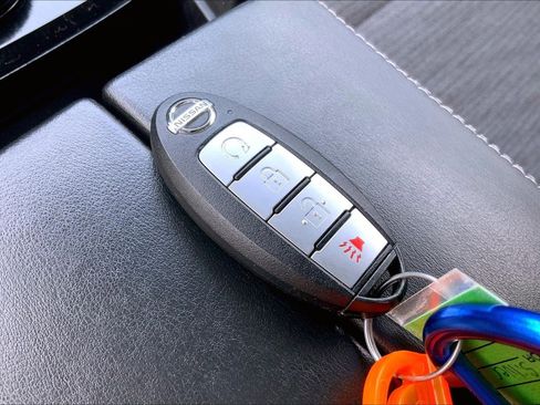 Used 2021 Nissan Rogue SV image 12