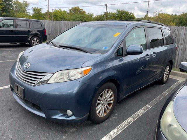 Used 2016 Toyota Sienna XLE FWD image 1