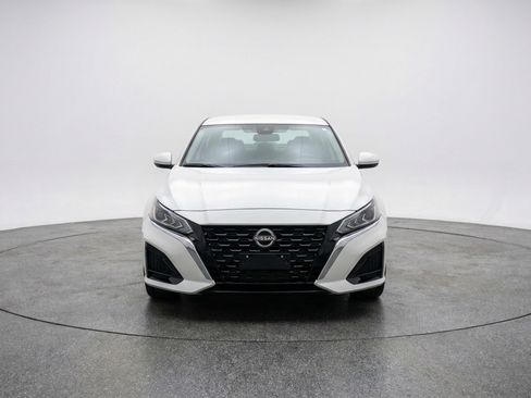 Used 2025 Nissan Altima 2.5 SV FWD image 2