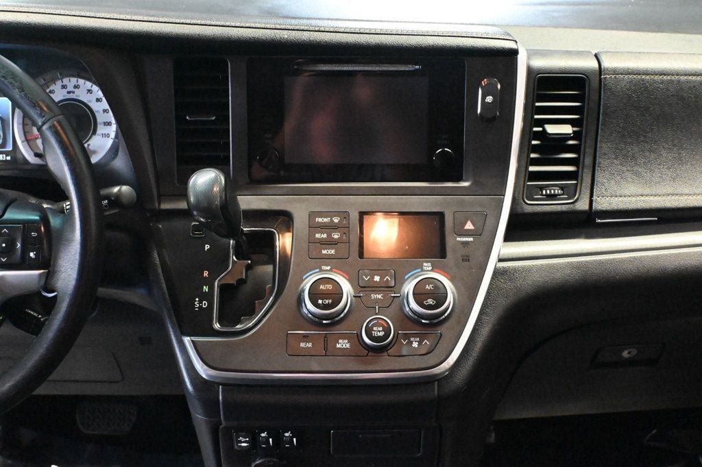 Used 2017 Toyota Sienna SE FWD image 12