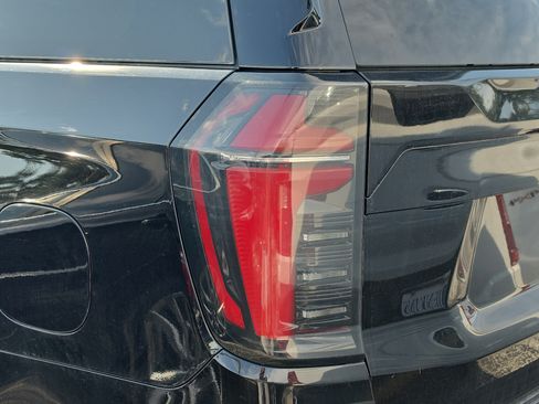 Used 2025 Chevrolet Suburban LT RWD image 10