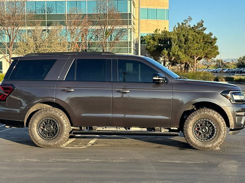 Used 2024 Ford Expedition Limited image 3