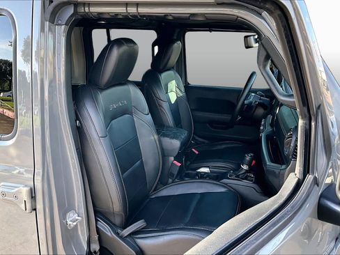 Used 2018 Jeep Wrangler Unlimited Sahara AWD/4WD image 9