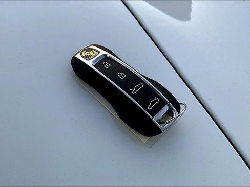 Used 2022 Porsche Taycan image 37