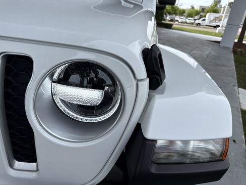 Used 2023 Jeep Gladiator Overland image 9