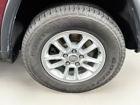 Used 2018 Jeep Grand Cherokee Laredo AWD/4WD image 11