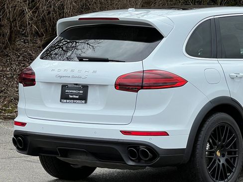 Used 2016 Porsche Cayenne Turbo S image 9
