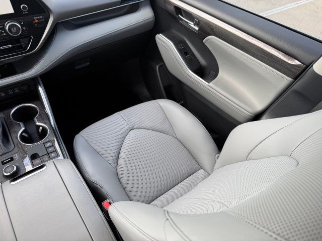 Used 2026 Toyota Highlander Limited AWD/4WD image 25