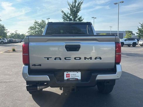 Used 2025 Toyota Tacoma SR5 AWD/4WD image 18