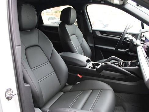 Used 2025 Porsche Cayenne Coupe image 25