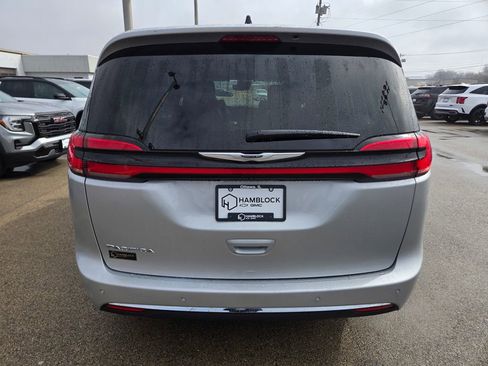 Used 2024 Chrysler Pacifica Touring-L image 6