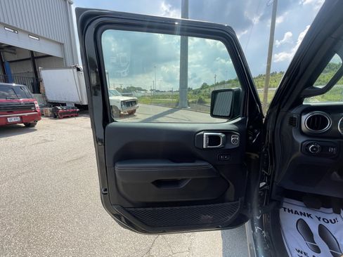 Used 2023 Jeep Wrangler Unlimited Rubicon w/ LED Lighting Group AWD/4WD image 13