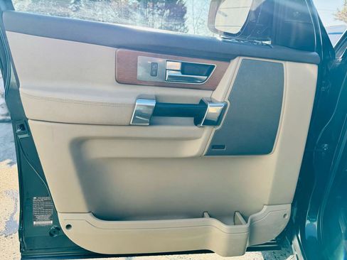 Used 2016 Land Rover LR4 HSE image 15