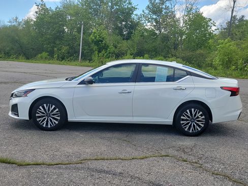 Used 2024 Nissan Altima 2.5 SV AWD/4WD image 8