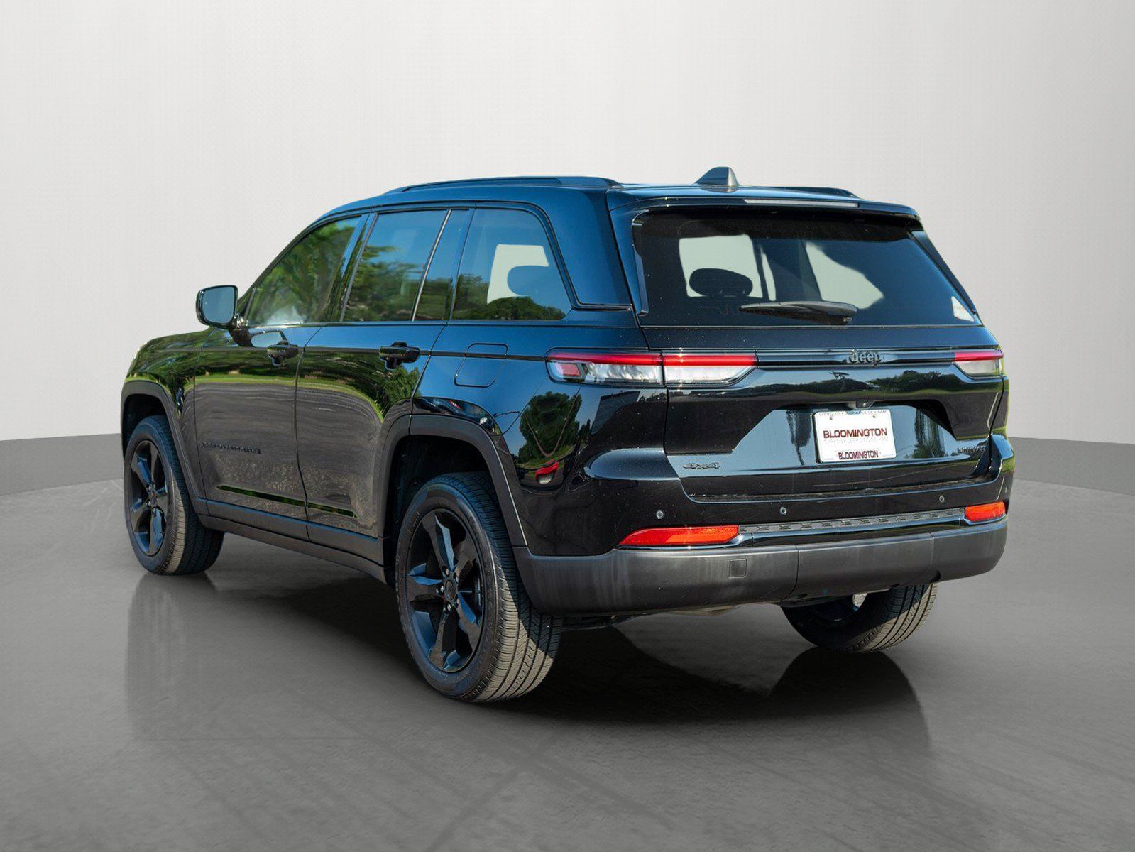 Used 2023 Jeep Grand Cherokee Limited w/ Black Appearance Package AWD/4WD image 5