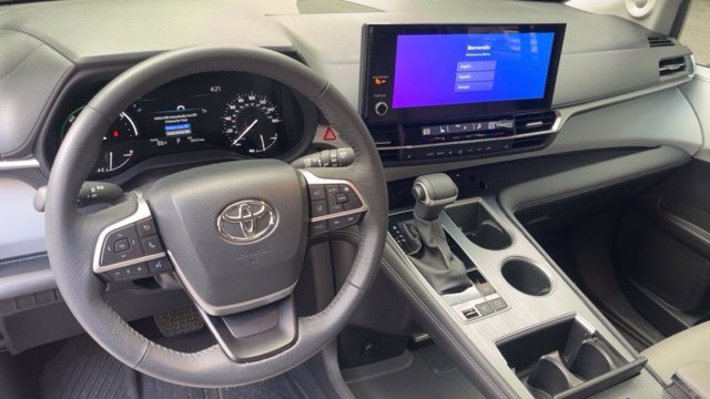 Used 2026 Toyota Sienna XLE FWD image 6