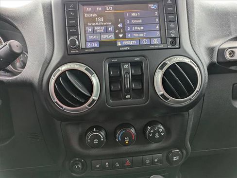 Used 2016 Jeep Wrangler Unlimited Rubicon AWD/4WD image 13