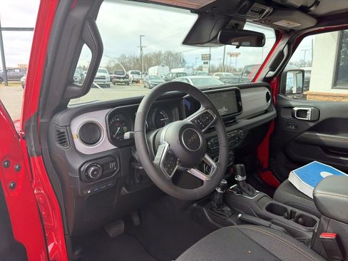 Used 2025 Jeep Wrangler Unlimited Sahara image 3