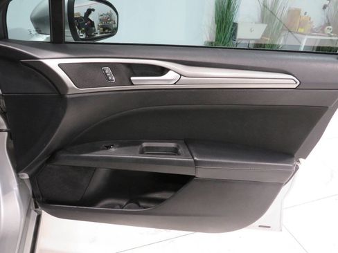 Used 2018 Ford Fusion SE image 24