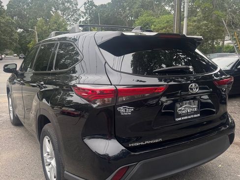 Used 2022 Toyota Highlander L image 4