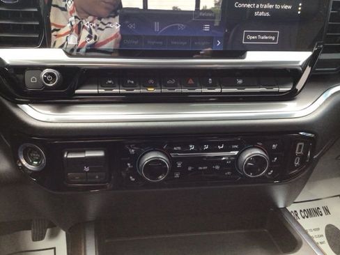 Used 2023 Chevrolet Silverado 1500 High Country w/ High Country Premium Package AWD/4WD image 18