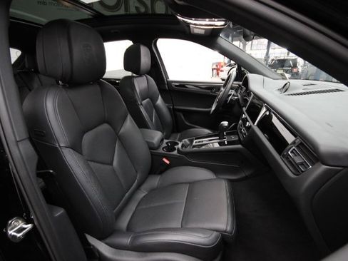 Used 2023 Porsche Macan image 14