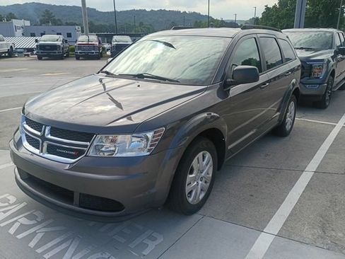 Used 2020 Dodge Journey SE w/ SE Popular Equipment Group FWD image 2