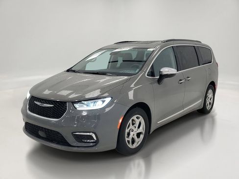 Used 2023 Chrysler Pacifica Limited image 3