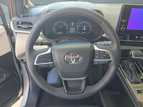 Used 2025 Toyota Sienna Platinum image 14