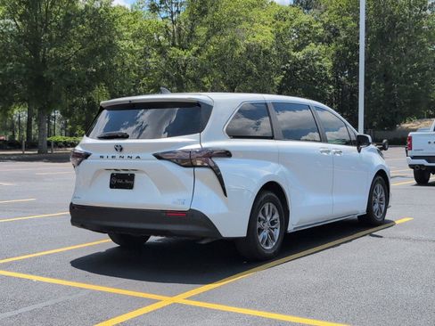 Used 2024 Toyota Sienna XLE FWD image 6