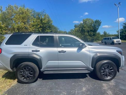 Used 2025 Toyota 4Runner SR5 AWD/4WD image 4