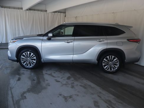 Used 2023 Toyota Highlander Limited image 17