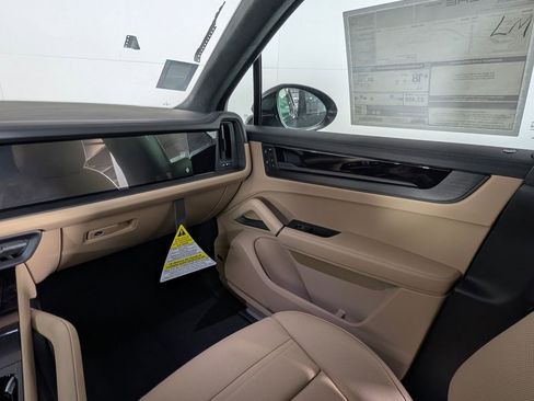New 2026 Porsche Cayenne GTS image 23