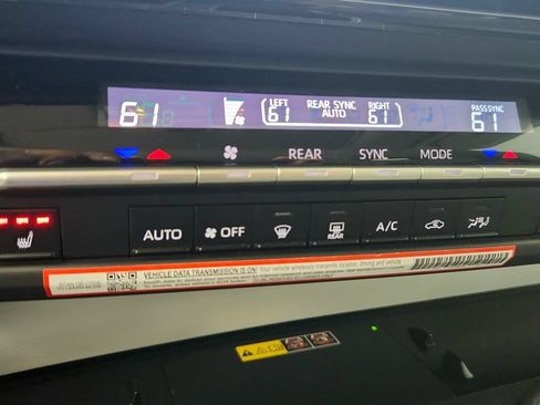 Used 2026 Toyota Sienna XLE FWD image 23