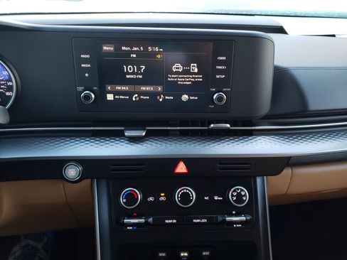 Used 2024 Kia Carnival LX image 22