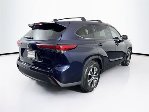 Certified 2023 Toyota Highlander XLE image 6