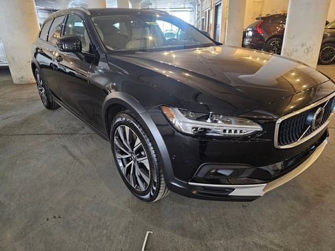 Certified 2025 Volvo V90 B6 Cross Country Plus image 5