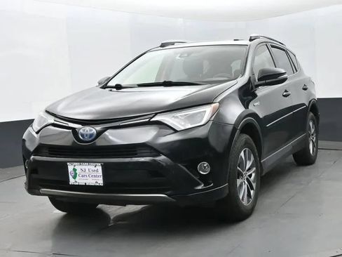 Used 2017 Toyota RAV4 XLE AWD/4WD image 1
