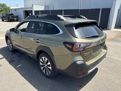 Used 2023 Subaru Outback Touring AWD/4WD image 5