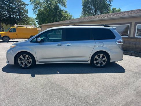 Used 2018 Toyota Sienna SE FWD image 3