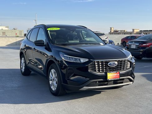 Used 2025 Ford Escape Active w/ Active Premium Tech Pack image 8