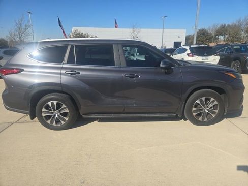 Used 2023 Toyota Highlander XLE image 2