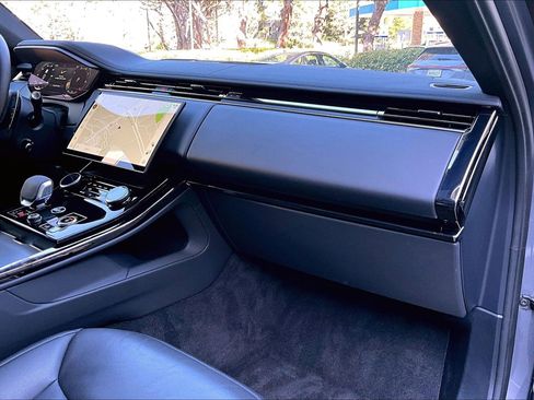 Used 2023 Land Rover Range Rover Sport SE image 17