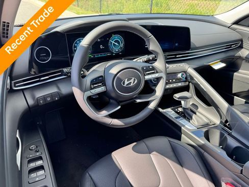 Used 2025 Hyundai Elantra Limited image 2