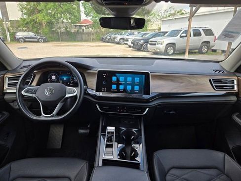 Used 2025 Volkswagen Atlas SE FWD image 24