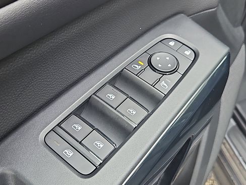 New 2025 Nissan Pathfinder SV w/ SV Premium Package image 17