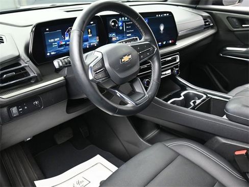 Used 2025 Chevrolet Traverse LT image 14