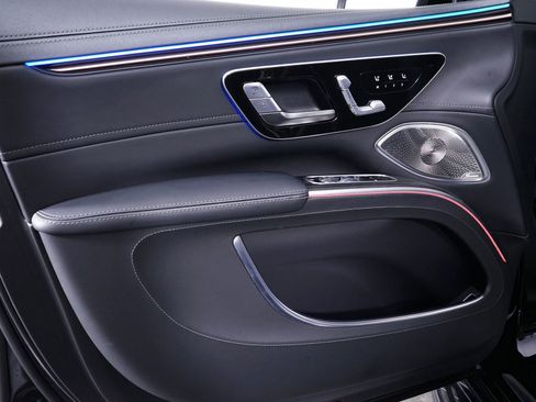 Used 2024 Mercedes-Benz Maybach EQS 680 4MATIC image 37