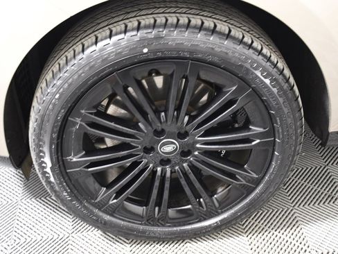 Used 2023 Land Rover Range Rover Long Wheelbase SE image 11