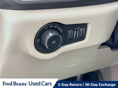 Used 2023 Chrysler Pacifica Limited FWD image 12